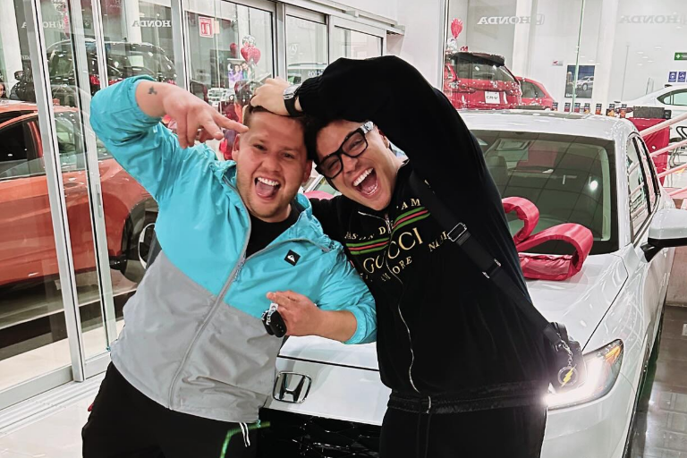Sorprende Eduin Caz a su primo con un auto nuevo