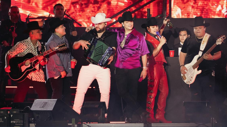 Grupo Firme se niega a cantar corridos.