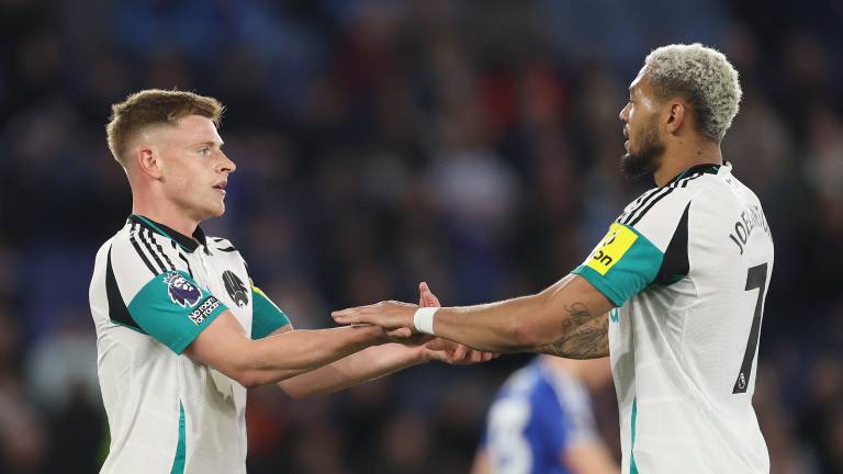 Newcastle superó al Leicester City y se puso cerca de los punteros en la Premier League.
