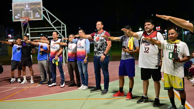 Los jugadores rinden la protesta deportiva.