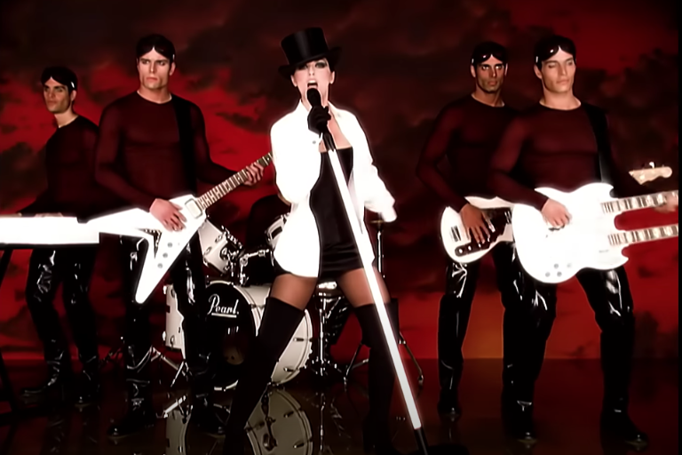 Celebra Shania Twain 25 años de su tema ‘Man! I feel like a woman!’