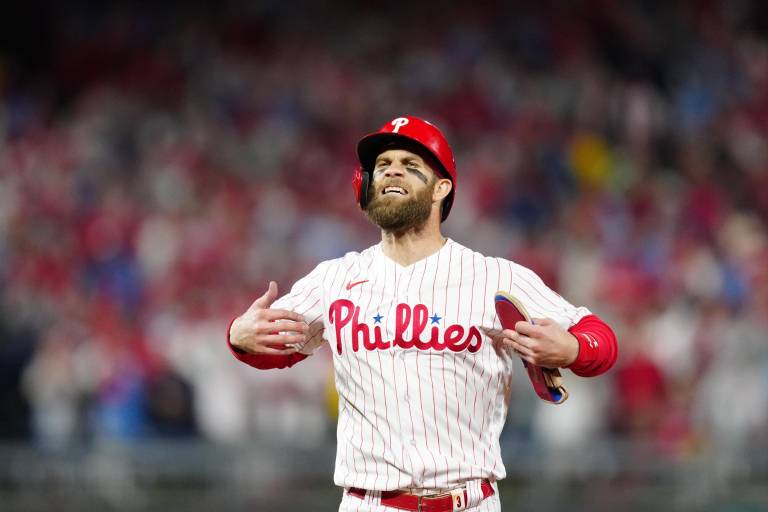 Bryce Harper jugará en primera base esta semana tras más de un año como bateador designado