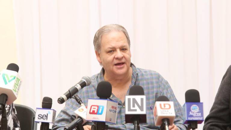 Raúl Rico, director de Cultura Mazatlán, da lectura del nombre del poema ganador del Premio de Poesía Clemencia Isaura.