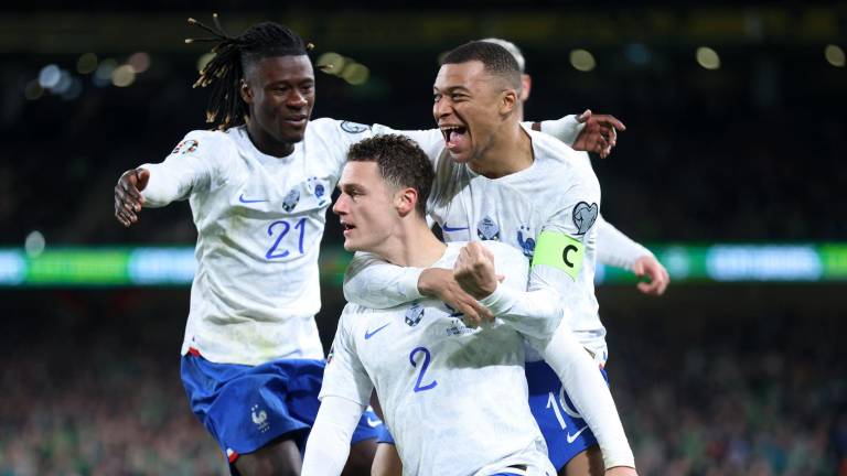 Benjamin Pavard es felicitado por Kylian Mbappé tras anotar el gol del triunfo.