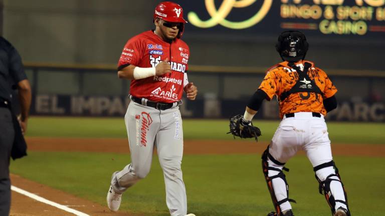 Isaac Paredes anota carrera para Venados de Mazatlán.