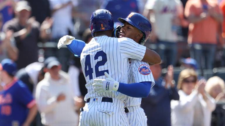 Starling Marte y Francisco Lindor se felicitan.