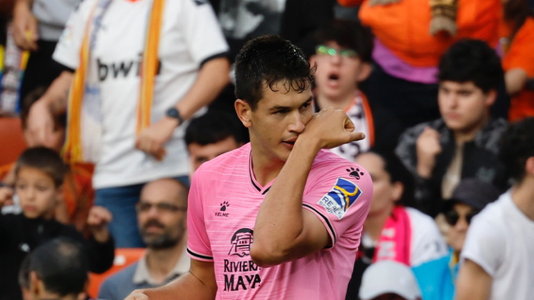César Montes anota, pero no puede evitar el descenso de su equipo.
