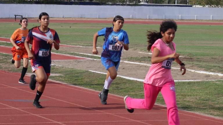 Los atletas compitieron en pruebas de pista y campo.