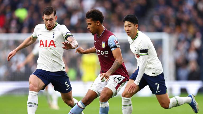 Aston Villa saca sorpresiva victoria.