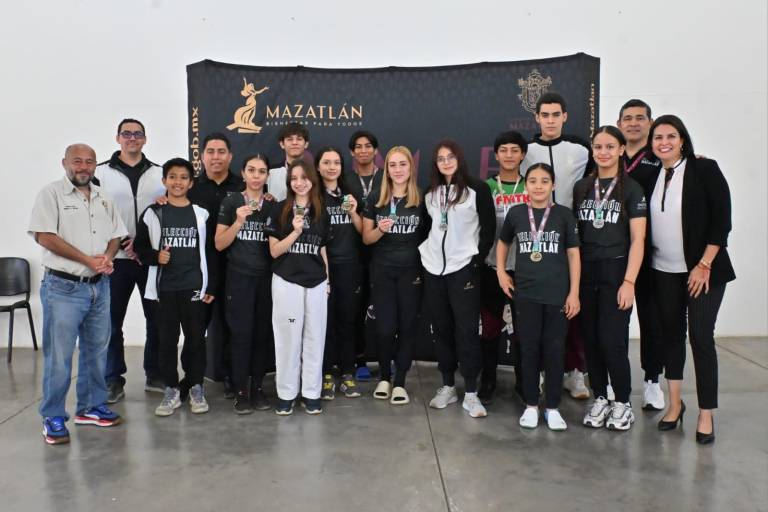 Premian a taekwondoínes mazatlecos tras brillar en estatal de Conade