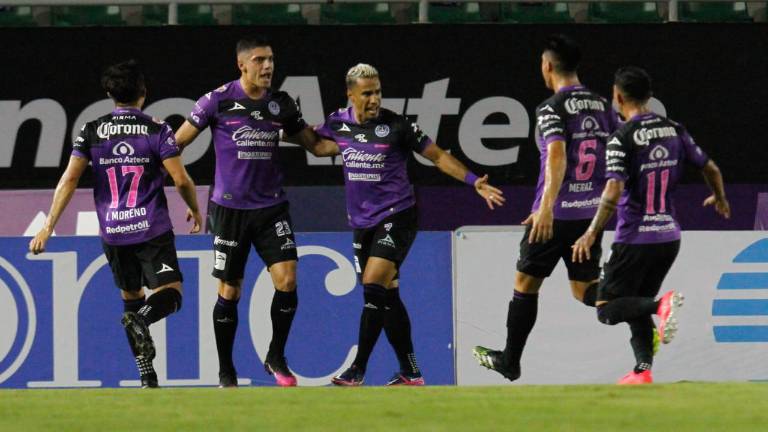 Camilo Sanvezzo es felicitado por su gol.