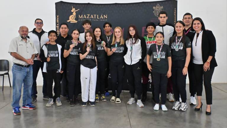 Los taekwondoínes premiados, junto a autoridades municipales y entrenadores.