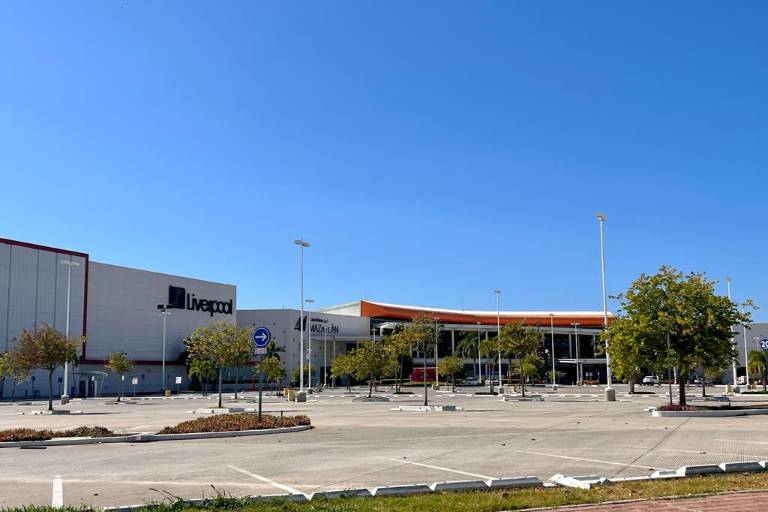Se mantiene cerrada Galerías Mazatlán; evalúan daños y pérdida de mercancía