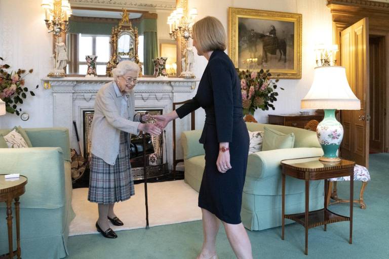 Reina Isabel II, de Inglaterra, bajo supervisión médica; sus hijos ya están con ella