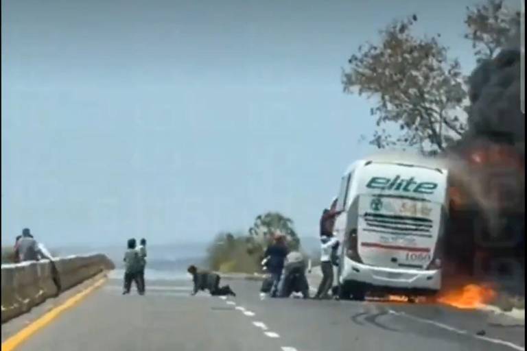 Arde autobús de pasajeros en la Culiacán-Los Mochis