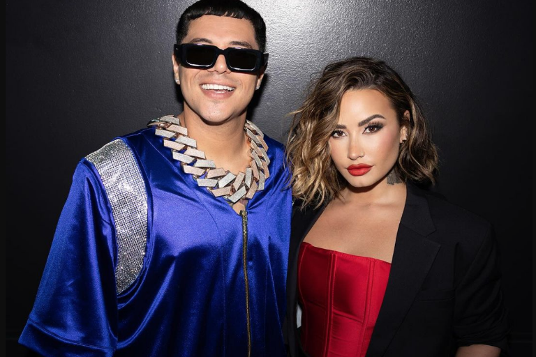 Comparte Grupo Firme foto junto a Demi Lovato, previo al lanzamiento de ‘Chula’