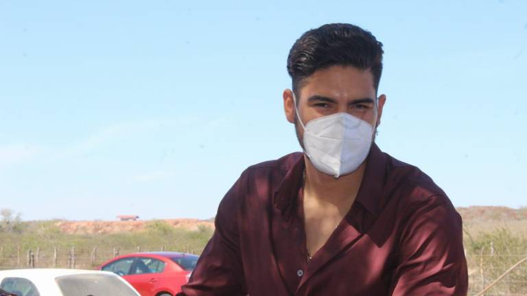 Gilberto “Zurdo” Ramírez durante la entrega de comida en el Hospital General de Mazatlán el pasado miércoles 10 de marzo.