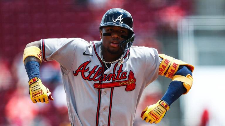 Ronald Acuña Jr. dio jonrón clave para el triunfo de los Bravos.