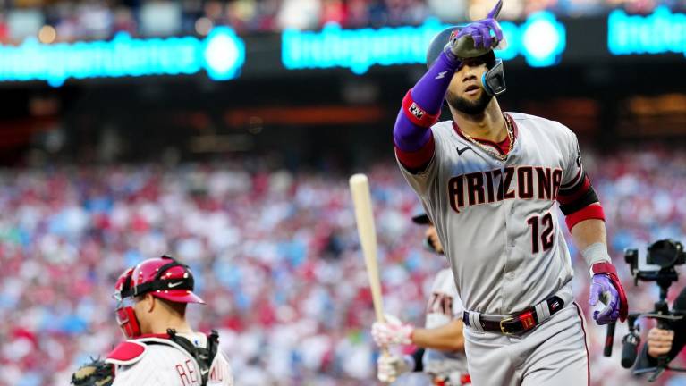 Lourdes Gurriel Jr. conectó cuadrangular para ayudar a Arizona a llegar a un séptimo encuentro en Filadelfia.