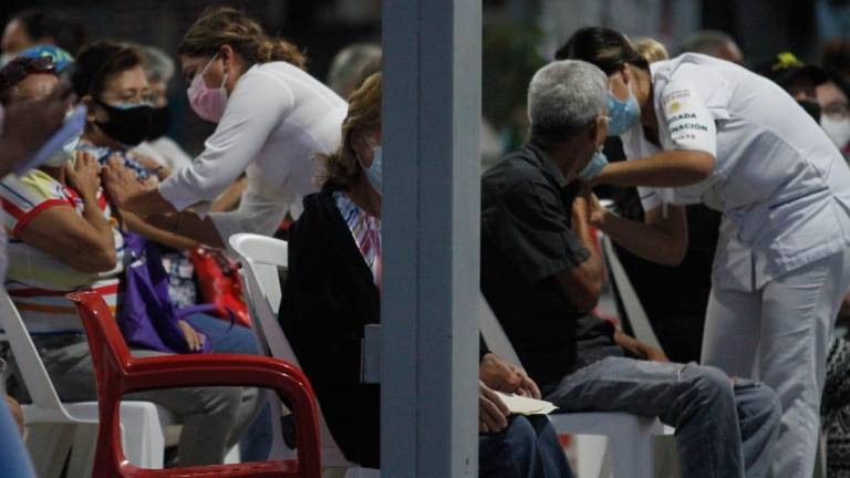Personal de salud vacuna a adultos mayores enla prepa Vasconcelos.