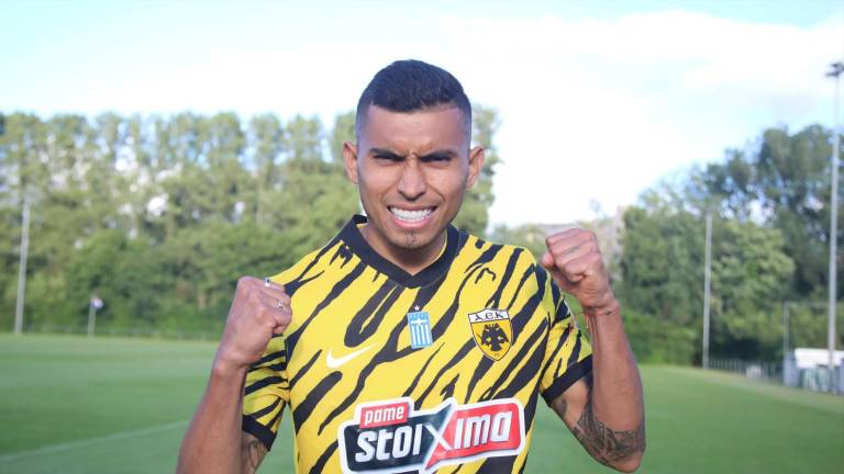 Orbelín Pineda luce sus nuevos colores.