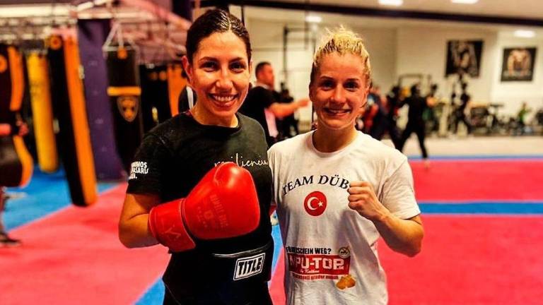 Yanali Ayón, junto a la campeona mundial Tina Rupprecht.