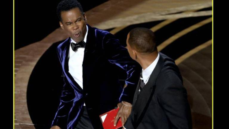 Will Smith abofetea al comediante Chris Rock por un mal comentario hacia su esposa.
