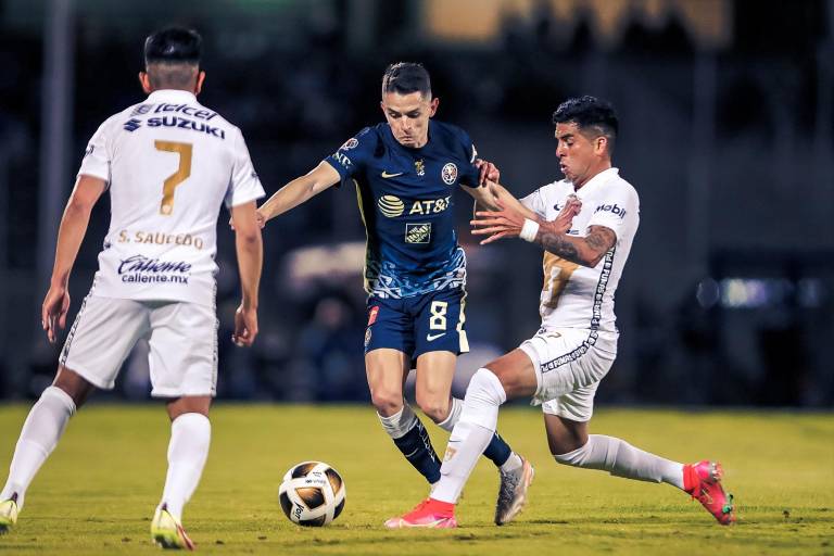 Pumas y América empatan sin goles en un partido carente de emociones