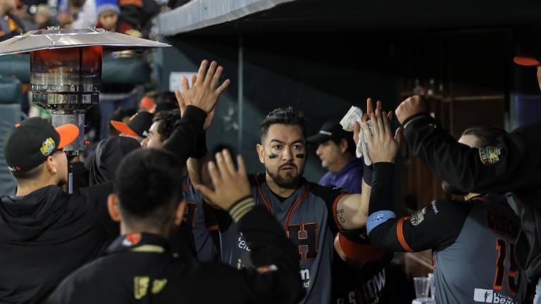Agustín Murillo es felicitado por sus compañeros tras anotar carrera para Naranjeros.