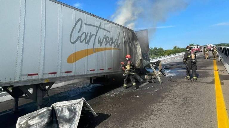 Por calentamiento de balatas, un tráiler sufrió un incendio en el Libramiento Mazatlán; bomberos controlaron las llamas.