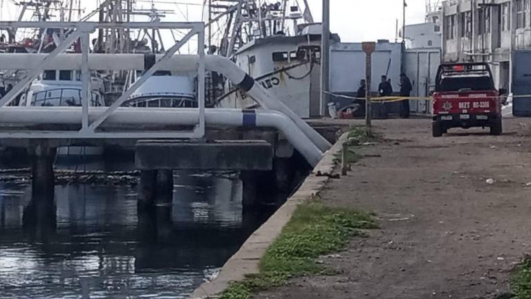 Personas que transitaban sobre el puente del ferrocarril, reportaron de un cuerpo flotando en el agua.