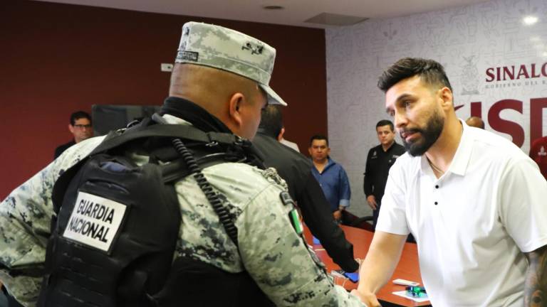 Julio César Cascajares Ramírez se reúne con personal de la Guardia Nacional.