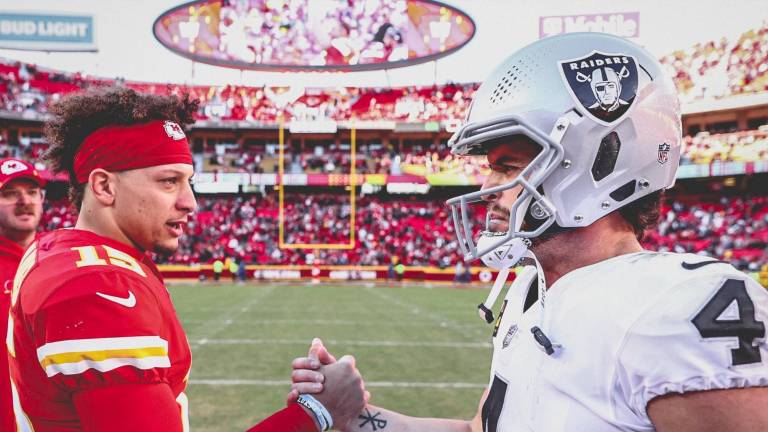 Patrick Mahomes se saluda con Derek Carr, tras culminar el encuentro entre Chiefs y Raiders.