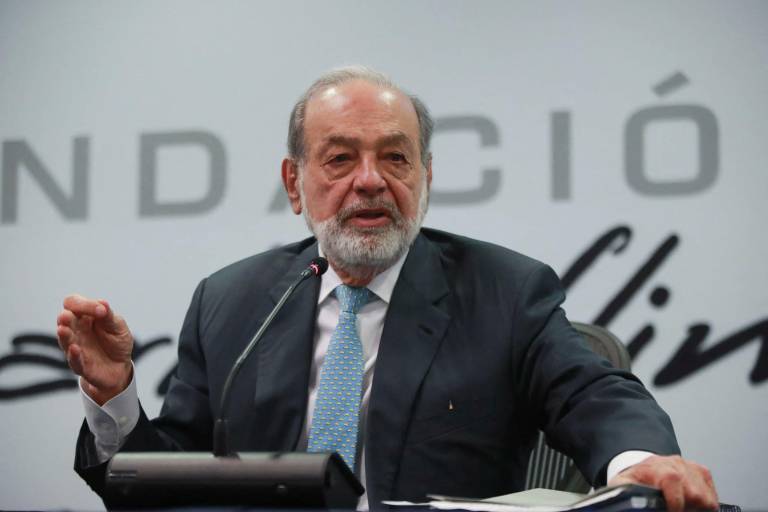 Carlos Slim pide a empresarios invertir para combatir a la pobreza, pues ‘no solo dando dinero’ se genera bienestar