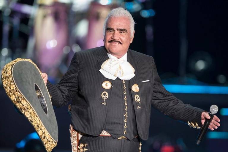 Vicente Fernández, a 30 días en el hospital, sigue con respirador y sonda