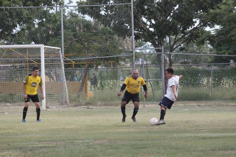 Dr. Nares continúa invicto en Liga de Futbol Intermédicos