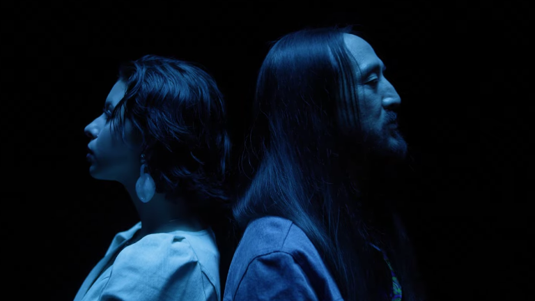 Ángela Aguilar y Steve Aoki se unen para lanzar una nueva versión de “La gata bajo la lluvia”inví.