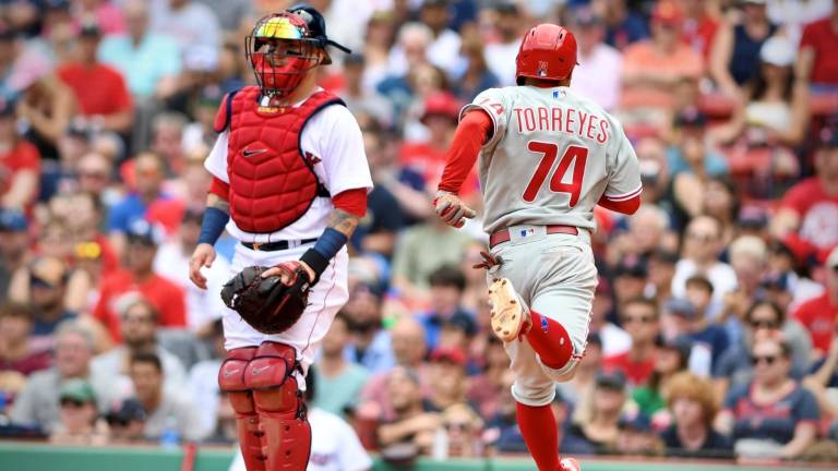 Ronald Torreyes cruza el home tras conectar cuadrangular de tres carreras.