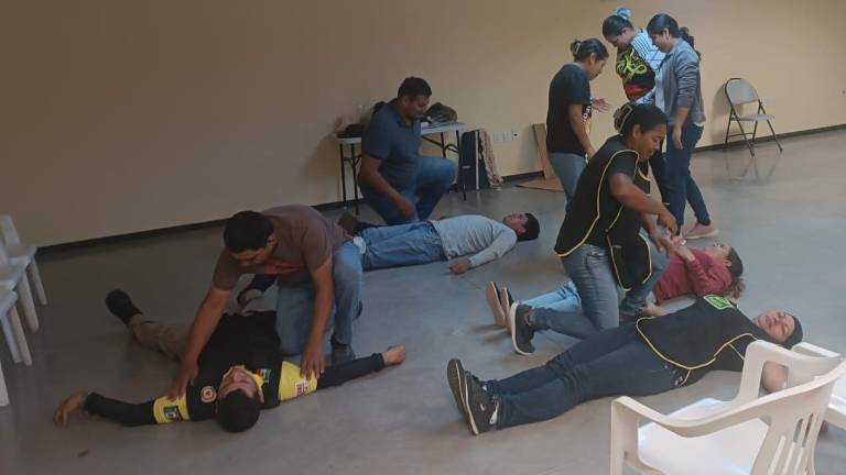 Personal de Protección Civil de Rosario capacita a trabajadores de empaques y deshidratadoras de mango ante posibles accidentes.