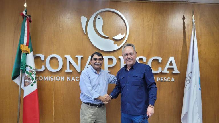 Alejandro Flores Nava (izq.) da la bienvenida a Rigoberto Salgado Vázquez como nuevo delegado de Conapesca.