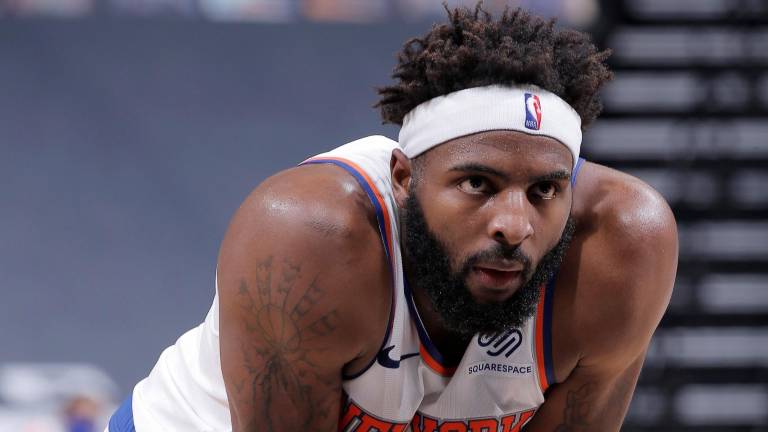Mitchell Robinson salió con fractura en el pie derecho.