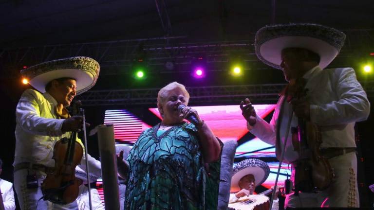Paquita la del barrio se presenta en Nezahualcoyotl.