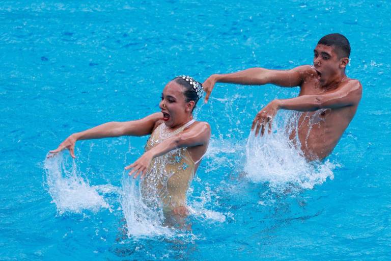 Itzamary González y Diego Villalobos ganan oro para México en natación artística en dueto mixto