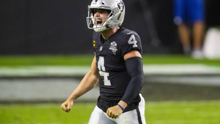 Derek Carr tratará de que los Raiders avancen a la Ronda Divisional.