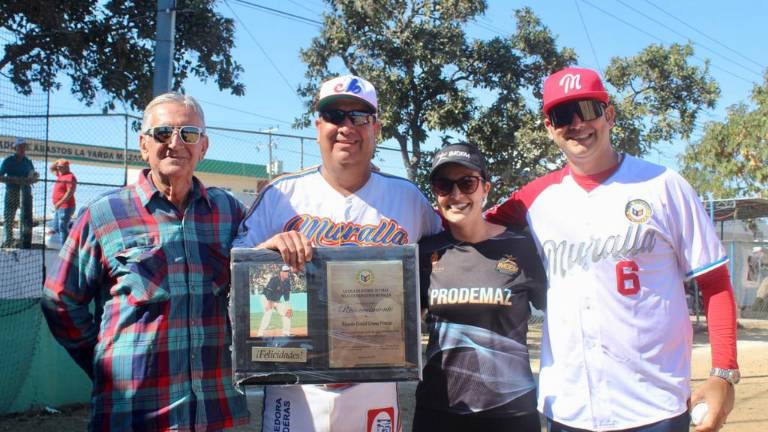 Ricardo Daniel Osuna Peraza muestra el reconocimiento otorgado.
