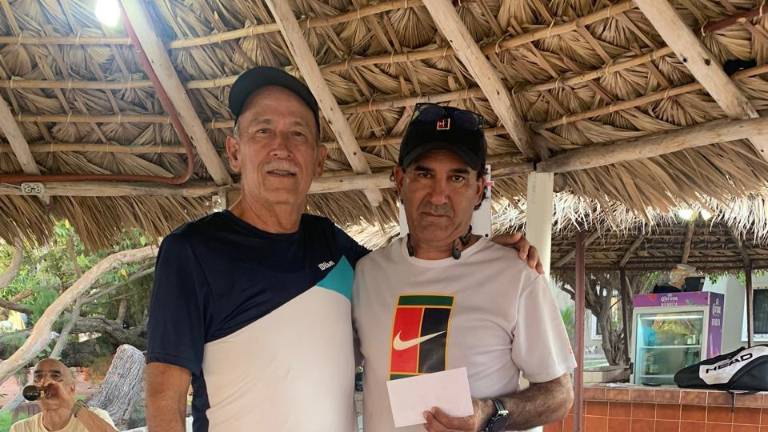 Jorge Aviña recibe su premiación.