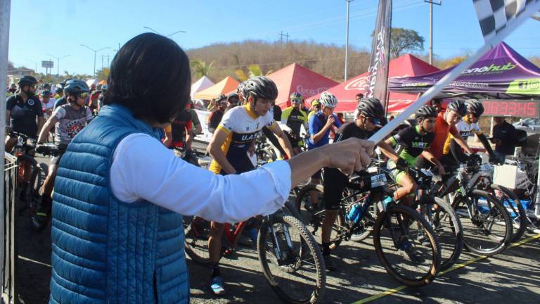 Los ciclistas al momento de iniciar la primera fecha del Serial MTB Mazatlán 2023.