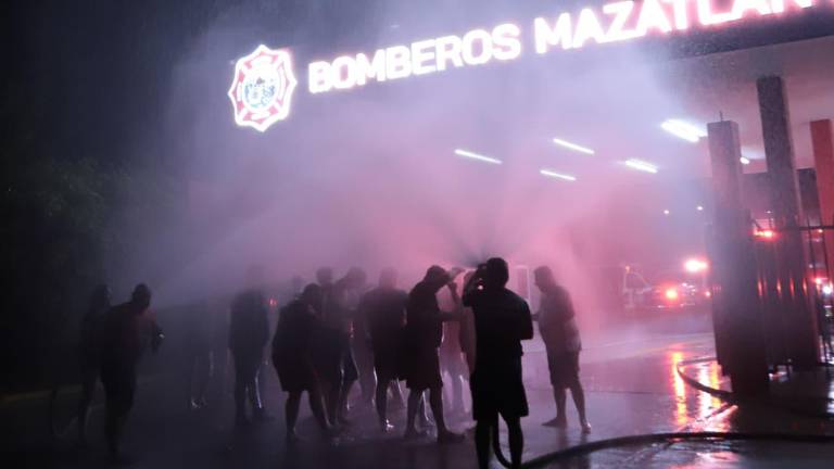 Integrantes de Bomberos de Mazatlán participan en la celebración de su día.