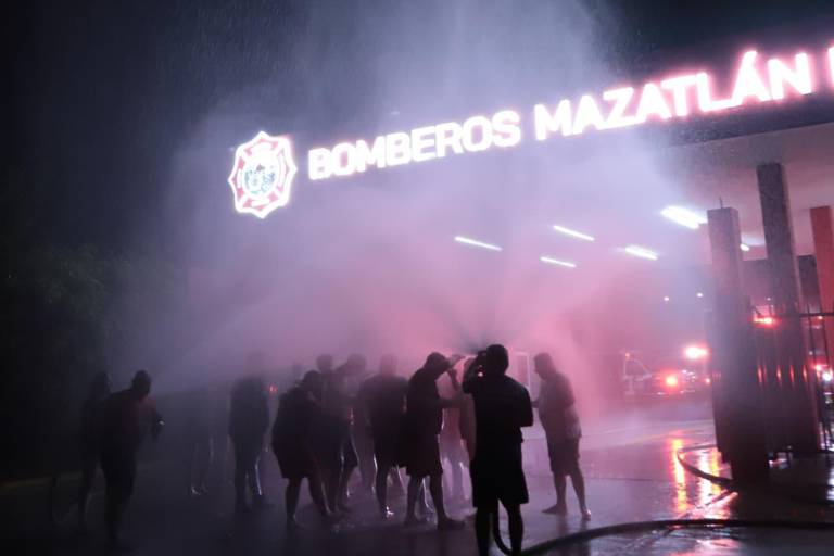 Con el tradicional bautizo Bomberos de Mazatlán conmemoran su día
