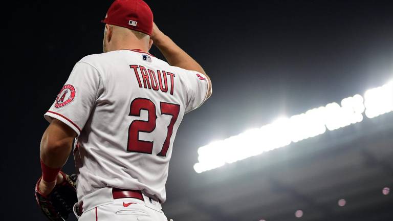 Mike Trout será operado para reparar un desgarro en el menisco izquierdo.